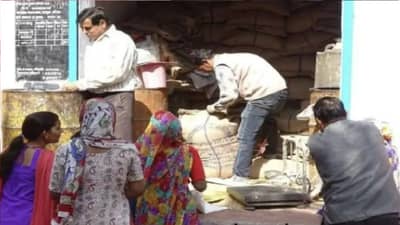 मोफत रेशन कोणाला, कसे आणि किती काळ मिळणार? ही योजना नेमकी काय आहे ते जाणून घेण्यासाठी या गोष्टी माहिती करुन घ्या