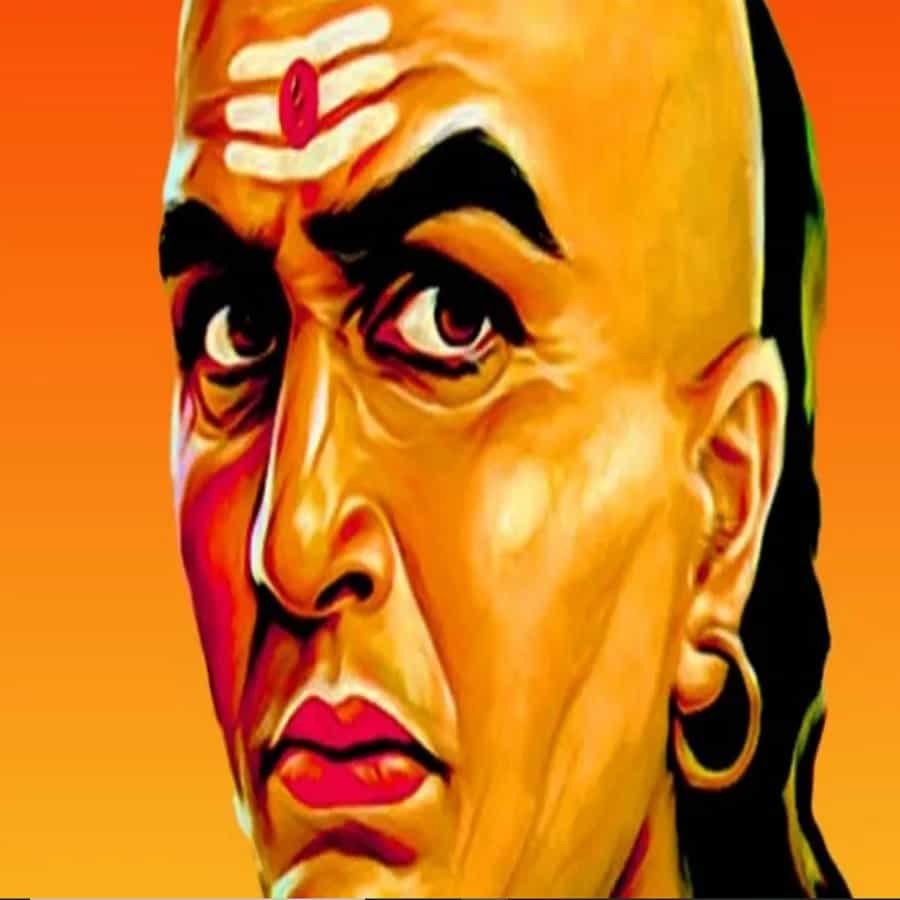 चाणक्य नीतिमध्ये सांगण्यात आले आहे की, आग डोक्यावर ठेवली तरी ती फक्त जाळण्याचेच काम करेल कारण ही त्याची प्रवृत्ती आहे. त्याचप्रमाणे तुम्ही दुष्ट माणसाचा कितीही आदर केला तरी तो तुम्हाला फक्त आणि फक्त त्रासच देईल.