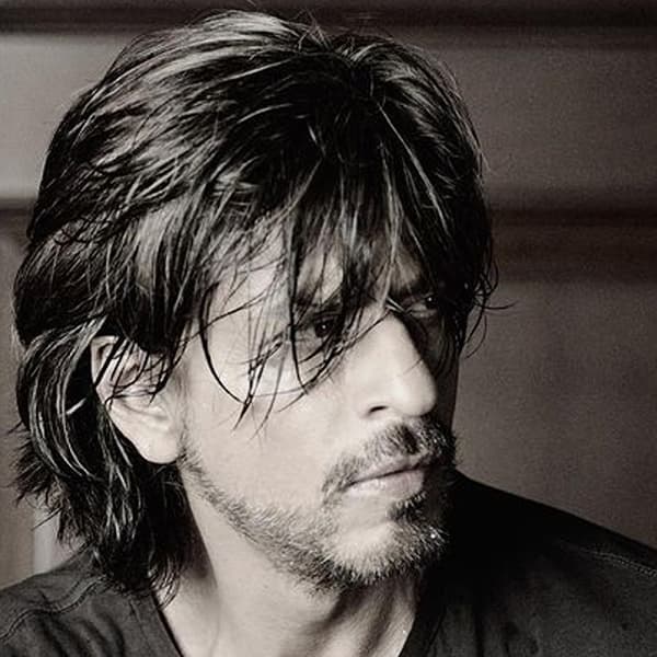 बॉलिवूडचा किंग अर्थात शाहरुख खानने (Shah Rukh Khan) नुकताच सोशल मीडियावर एक फोटो पोस्ट केला असून त्यावर चाहत्यांकडून लाईक्स आणि कमेंट्सचा वर्षाव होतोय. आगामी 'पठाण' (Pathaan) या चित्रपटातील त्याचा हा लूक आहे. या शर्टलेस फोटोमध्ये शाहरुखने त्याचे 8 पॅक अॅब्स फ्लाँट केले आहेत. आपल्या या नव्या लूकने शाहरुखने चाहत्यांना घायाळ केलं आहे.