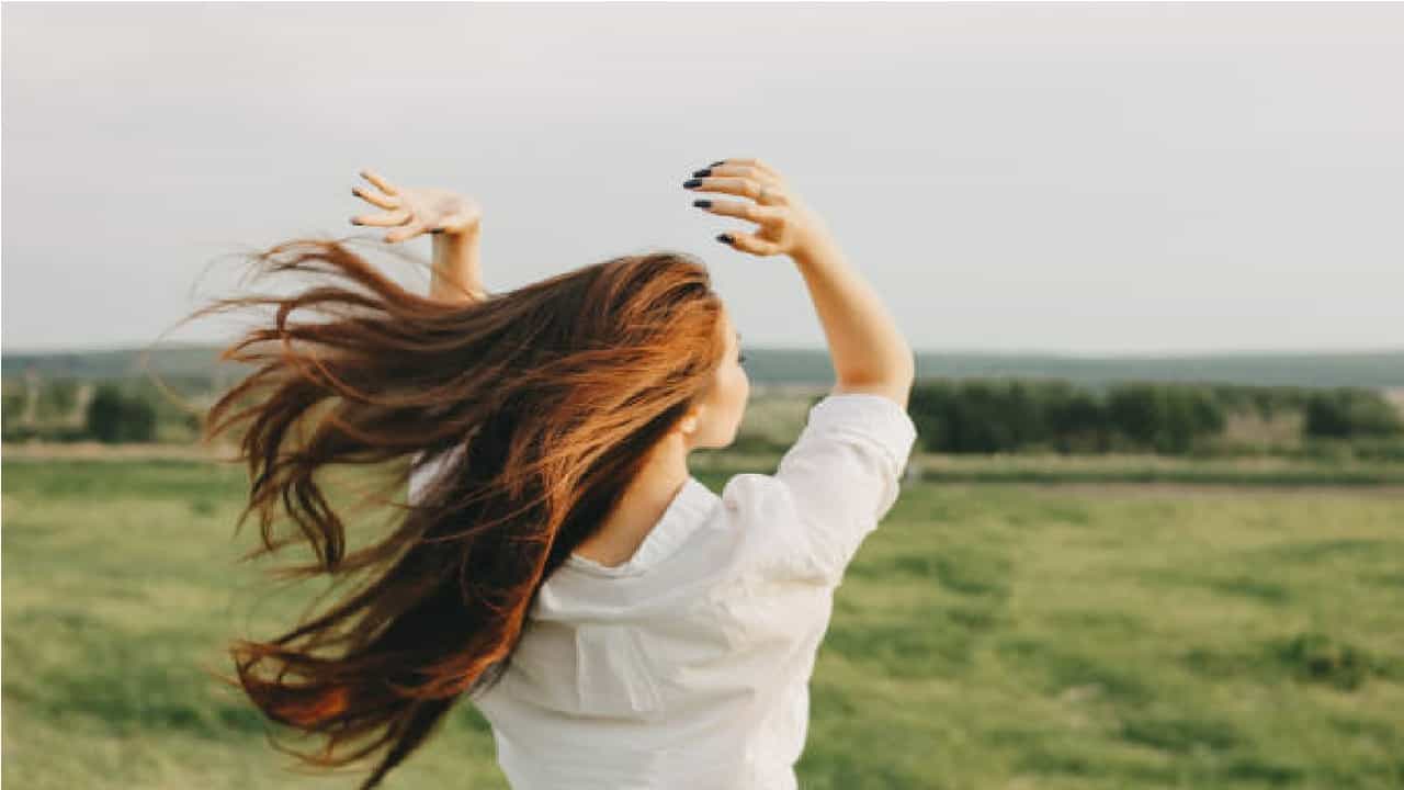 Hair Care Tips : केसगळतीमुळे त्रस्त आहात? करा हे उपाय अन् वाढवा केसांची चमक!