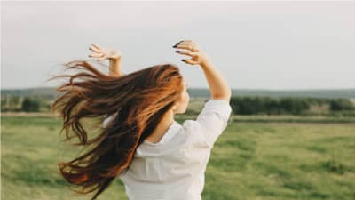 Hair Care Tips : केसगळतीमुळे त्रस्त आहात? करा हे उपाय अन् वाढवा केसांची चमक!