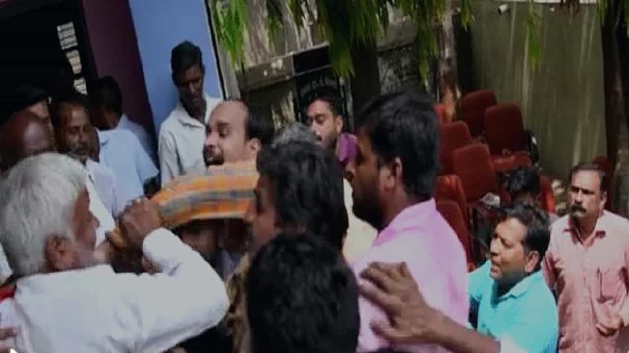 Video Amravati | येवदा ग्रामसभेत राडा; सामाजिक कार्यकर्त्यास मारहाण, नेमकं कारण काय?