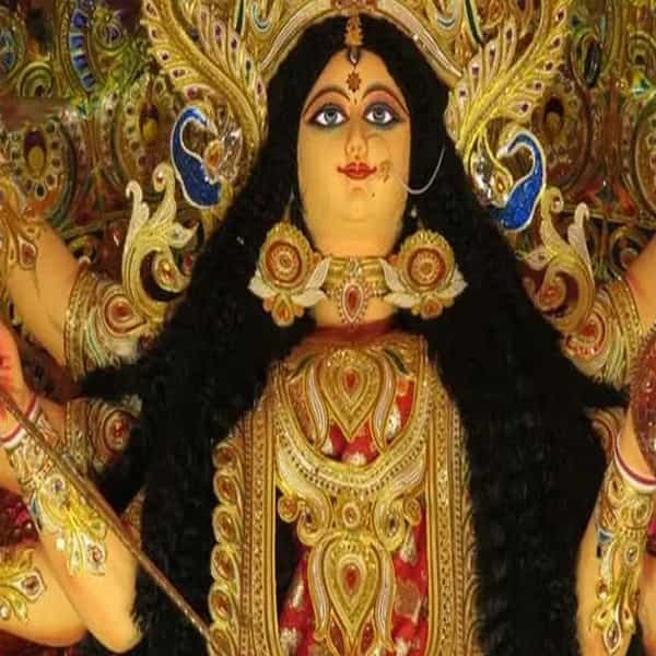 घराच्या मुख्य दरवाज्यावर स्वस्तिक बनवणे शुभ मानले जाते. यामुळे घरात सुख-समृद्धी नांदेल. त्यामुळे घरात सकारात्मकतेचा संचार होतो. वास्तुशास्त्रानुसार, स्वस्तिक बनवण्यासाठी तुम्ही हळद आणि तांदूळ वापरू शकता. असे केल्याने तुमच्या घरात सुख, संपत्ती येईल.
