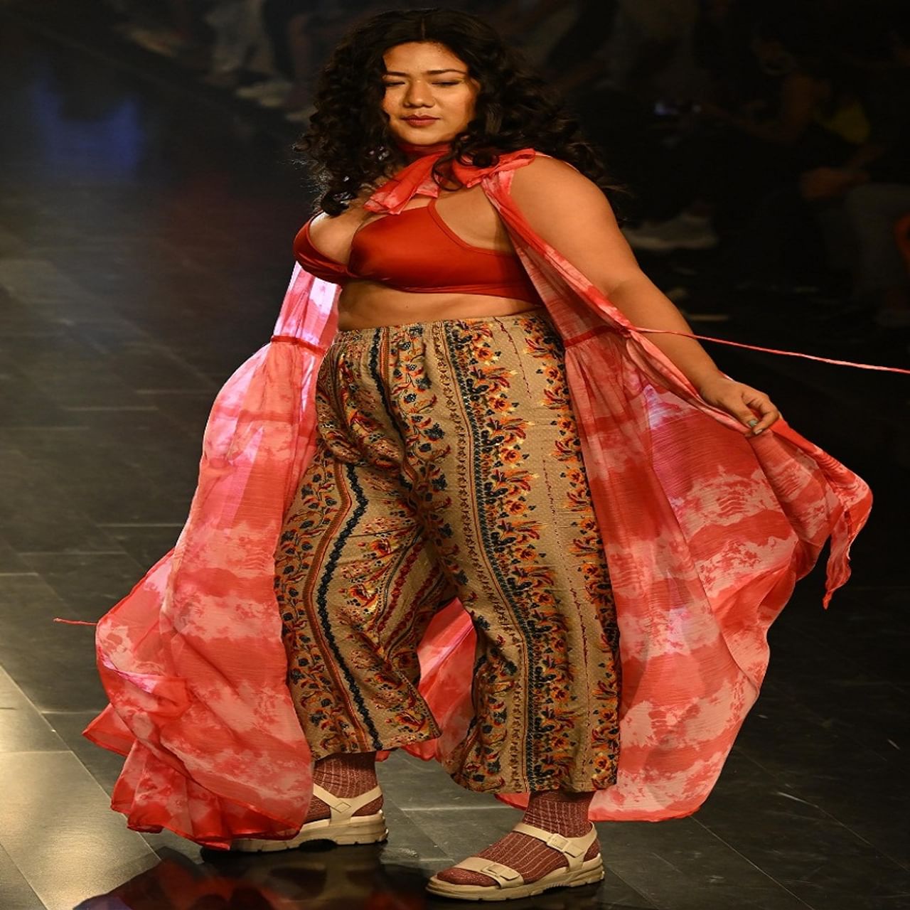 नवी दिल्लीत लक्ष्मी फॅशन वीकमध्ये बॉलिवूड अभिनेत्री कंगना रणौतने डिझायनर वरुण चक्किलमसाठी रॅम्प वॉक केला.