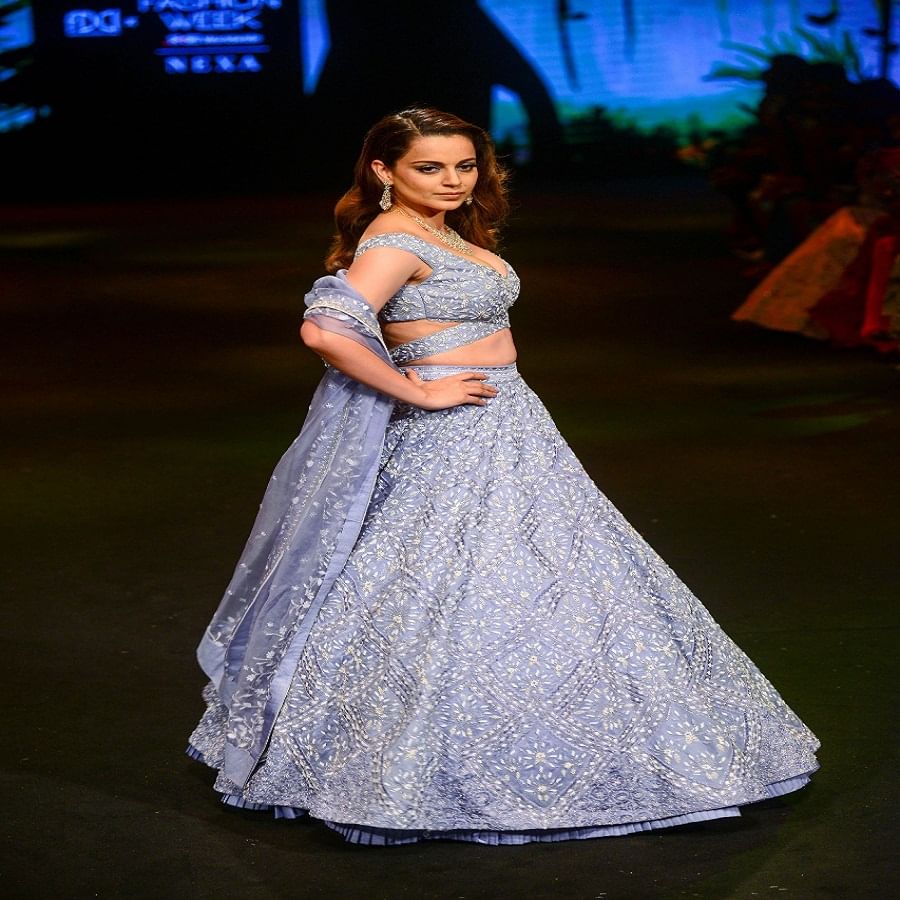 नवी दिल्ली शो स्टॉपर अभिनेत्री नेहा धुपियाने मॉडेल्ससह नवी दिल्लीतील लॅक्मे फॅशन वीकमध्ये रॅम्प वॉक केला.