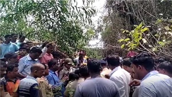 Electric Shock | इलेक्ट्रिक पोलवर विजेचा धक्का, रत्नागिरीत वायरमनचा जागीच मृत्यू, विजेच्या खांबावर भयावह दृश्य