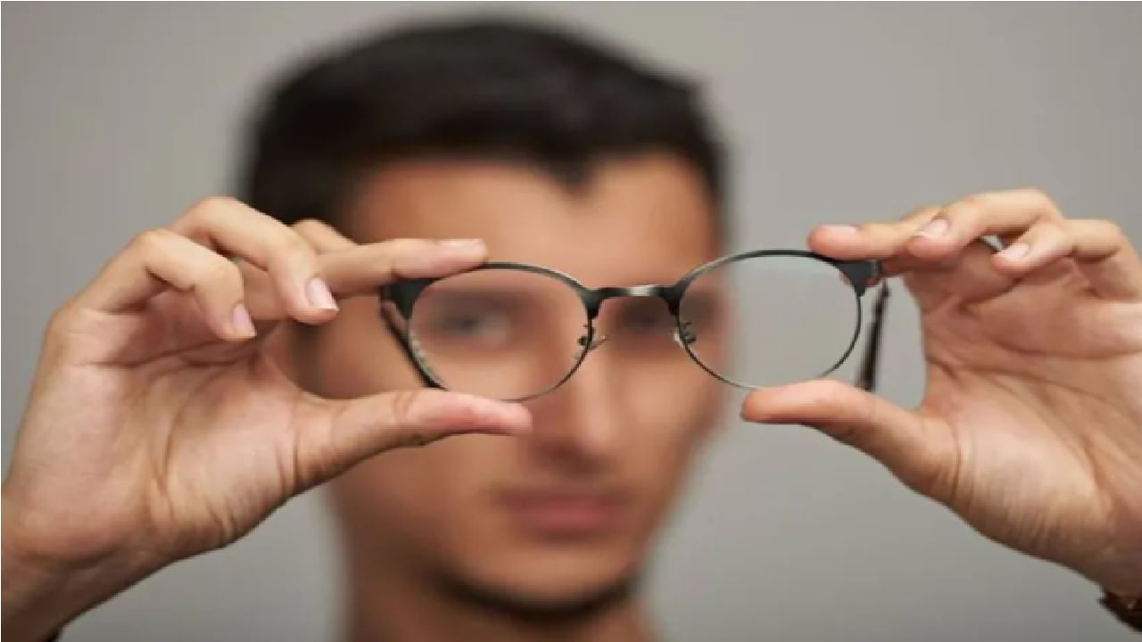 Eyes Care Tips | चष्मा लावण्यास टाळाटाळ? या गंभीर परिणामांसाठी तयार रहा