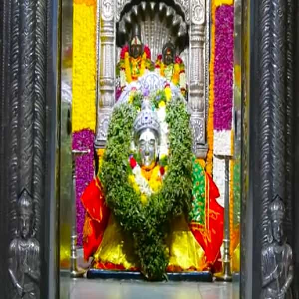 वर्षात येणाऱ्या 24 एकादशी भगवान विष्णू यांना समर्पित असतात (Papmochani Ekadashi 2022). धार्मिक दृष्टीने सर्व एकादशीला (Ekadashi) मोठं महत्वपूर्ण मानलं जातं. प्रत्येक एकादशीचा वेगळं नाव आणि महत्त्व असतं.