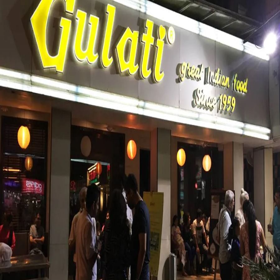 गुलाटी रेस्टॉरंट हे दिल्लीच्या पंडारा रोड मार्केटमध्ये असलेल्या गुलाटी रेस्टॉरंटच्या बटर चिकनची गोष्ट खास आहे. असं म्हणतात की हे दुकान 1959 पासून सुरू आहे. येथील बटर चिकन खास असते.