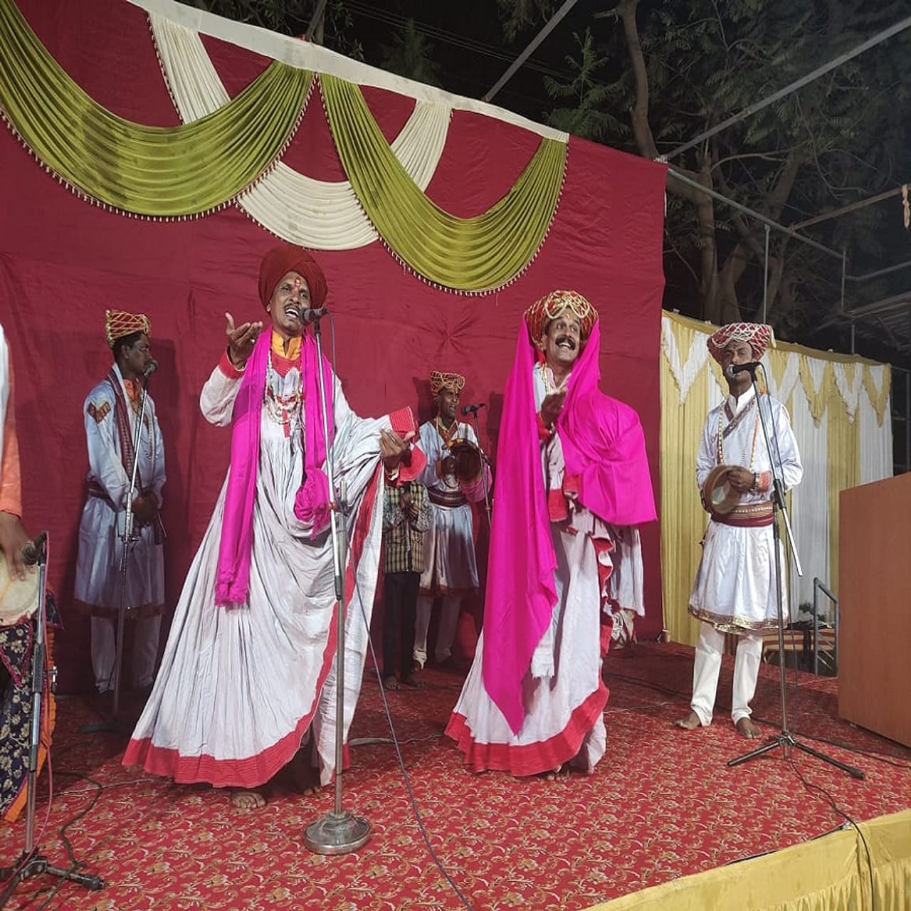 गोविंद सन्मान सोहळ्यात कलाकारांनी राधाविलास हा अप्रतिम प्रवेश सादर केला. कधीकाळी राजारामबापू यांनी गोंधळाला वेगळे आयाम प्राप्त करून दिले. मात्र, आज या कलेला राजाश्रय उरला नाही. गोंधळी कलाकार उपेक्षेत जगत आहेत. त्याची दखल घेवून रसिकांनी, कलाप्रेमींनी या कलेला उदार आश्रय दिला पाहिजे, असे आवाहन या कलाकारांनी यावेळी केले.