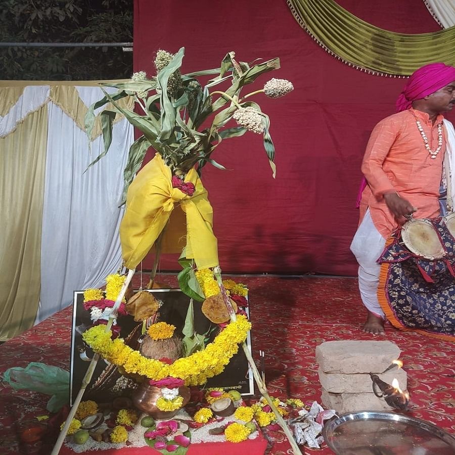 गोंधळ सादरीकरणावेळी परंपरेप्रमाणे तेल आणि तुपाचा पोत पाजळला जातो. तो ही इथे पाजळण्यात आला. त्यानंतर सादर झालेले एकेक गीत, सादरीकरण आणि कलाप्रकारांनी सारेच भारावून गेले. शिवकाळात सुद्धा गोंधळ आणि पोवाड्याचा उल्लेख आपल्याला आढळतो. या कलांना अजूनही महाराष्ट्रात प्रेम लाभते.