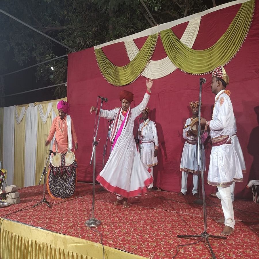 सोहळ्यात आधी देवीचा चौक पारंपरिक पद्धतीने पुजला गेला. त्यानंतर गणेश स्तवन रंगले. त्या पाठोपाठ देवीचे स्तवन सादर केले गेले. गोंधळी कलेतील या वेगवेगळ्या सादरीकरणाने उपस्थितांना मंत्रमुग्ध केले. हा अनोखा पदन्यास पाहताना रसिकांचे भान हरपल्याचे पाहायला मिळाले. ही परंपरा जतन केली पाहिजे, असा आशावाद यावेळी कलाकारांसह उपस्थितांनी व्यक्त केला.