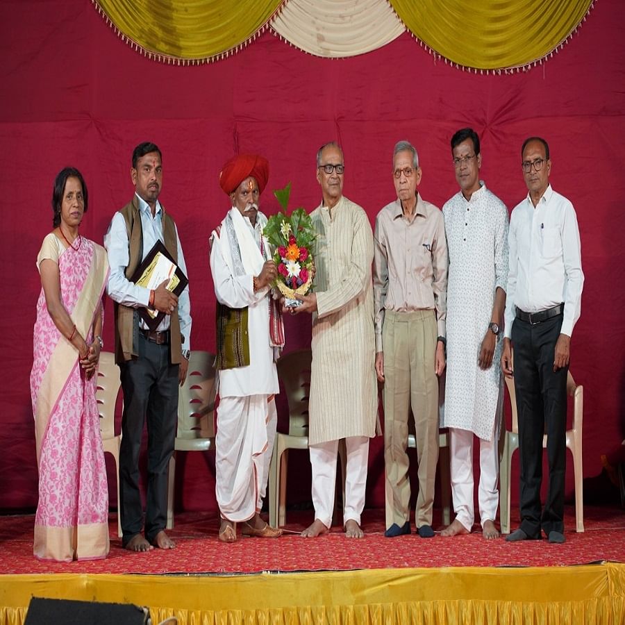 औरंगाबादमध्ये गेल्या 15 वर्षांपासून कै. गोविंद देशपांडे स्मृती सोहळ्याचे आयोजन केले जाते. या सोहळ्यात मराठवाड्यातील ज्येष्ठ व्यक्तीस 'गोविंद सन्मान' प्रदान करण्यात येतो. यंदा या पुरस्काराने कदमराई गोंधळ परंपरेतील कलावंत गुलाबराव कदम गोंधळी यांचा ज्येष्ठ गायक विश्वनाथ ओक यांच्या हस्ते गौरव करण्यात आला. यावेळी प्रमुख पाहुणे म्हणुन अभियांत्रिकी महाविद्यालयाचे माजी प्राचार्य सी. बी. देशपांडे, माधुरी गौतम, भारत कदम, प्रा. सी. बी. देशपांडे, श्रीकांत उमरीकर, नामदेव शिंदे, अनिल पाटील उपस्थित होते.