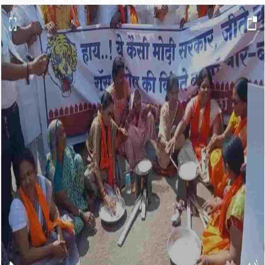 जालन्यात शिवसेनेच्या वतीने वाढत्या महागाईचा निषेध करण्यात आला. शिवसैनिक महिलांनी यावेळी चुलीवर पोळ्या भाजून केंद्र सरकारचा निषेध केला.