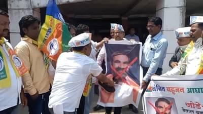 अंबरनाथमध्ये वंचितने मारले शिवसेना आमदाराच्या फोटोला जोडे, प्रकाश आंबेडकरांविरोधात केलेल्या वक्तव्याचा निषेध