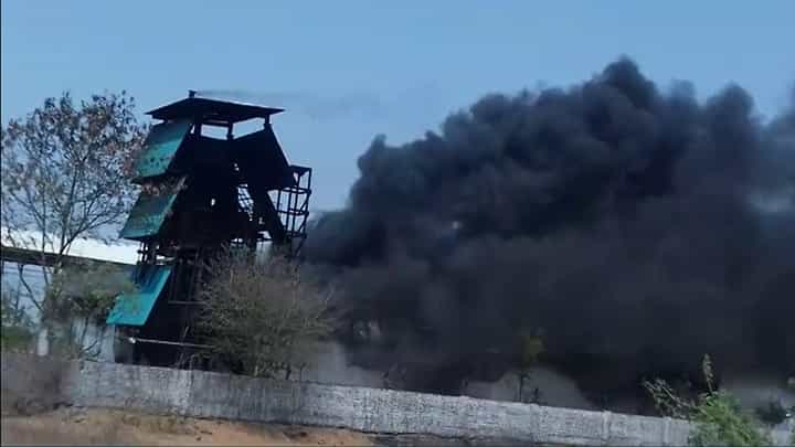 अहमदनगरमध्ये सरफेस कोटिंग ऑइल कंपनीला भीषण आग, लाखो रुपयांचे नुकसान अहमदनगरमध्ये सरफेस कोटिंग ऑइल कंपनीला भीषण आग, लाखो रुपयांचे नुकसान