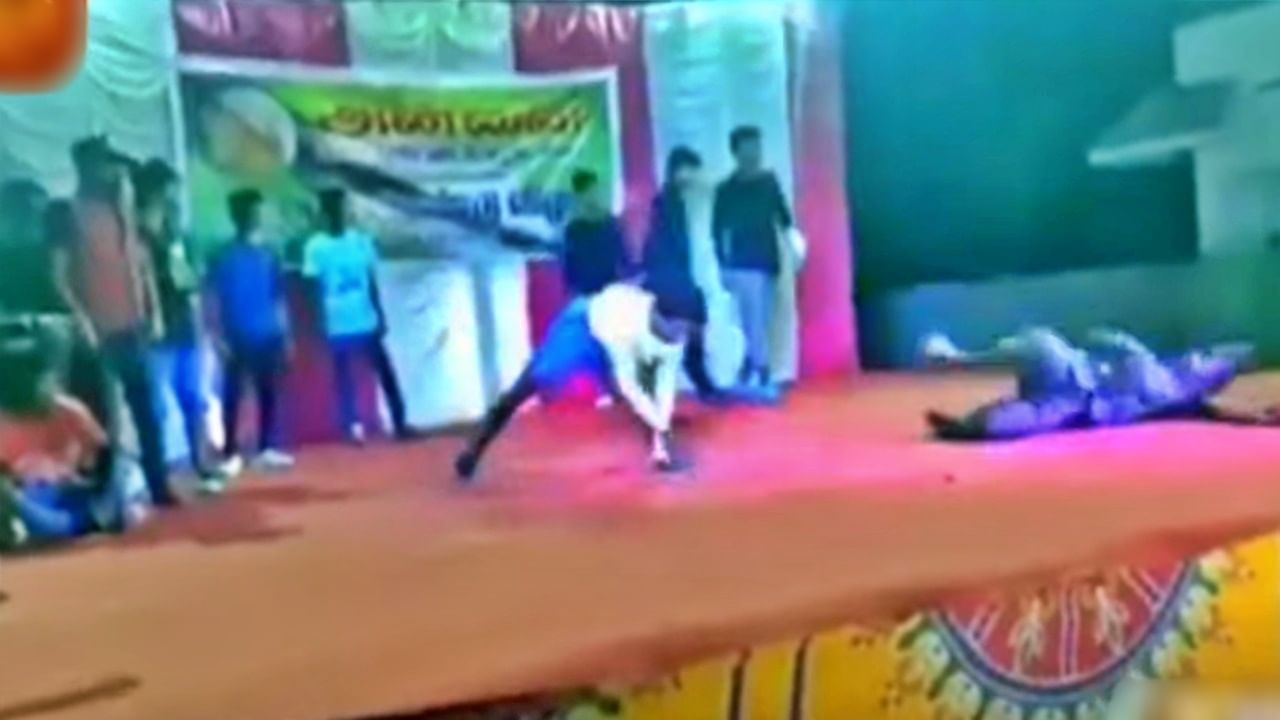 Funny dance : यांना कोणीही आवरू शकत नाही! तरुणांच्या नृत्याचा हा Viral video पाहा आणि खळखळून हसा
