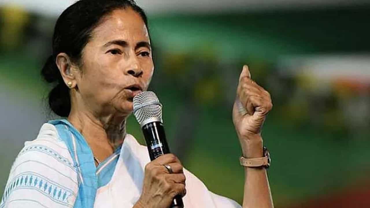 सरकारी यंत्रणांचा गैरवापर; देशातील लोकशाही धोक्यात आहे - ममता बॅनर्जी सरकारी यंत्रणांचा गैरवापर; देशातील लोकशाही धोक्यात आहे - ममता बॅनर्जी