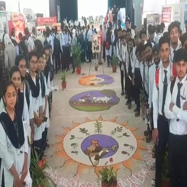 बियाणे महोत्सव : शेती व्यवसायात अधिकच्या उत्पादनासाठी सर्वात आवश्यक आहे ते चांगल्या प्रतीचे बियाणे. खरीप हंगामापूर्वी याची माहिती सर्वसामान्य शेतकऱ्यांना मिळावी या उद्देशाने एकत्र येत वेगवेगळ्या बियाणे कंपन्यानी या कार्यक्रमाचे आयोजन केले.