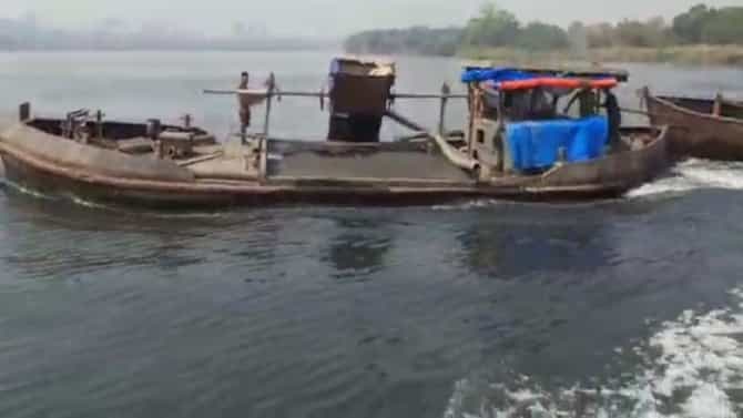 Kalyan Crime : कल्याण डोंबिवली खाडीत अवैध रेती उपसा करणाऱ्याच्या विरोधात धडक कारवाई