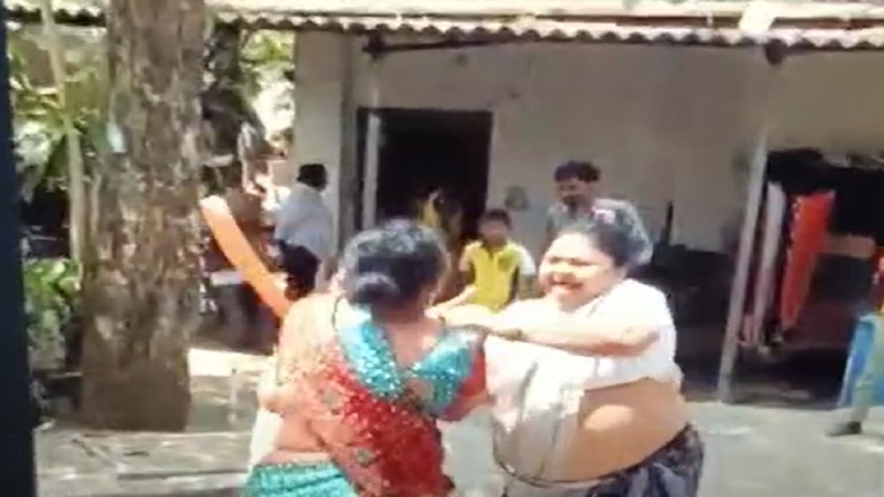 Video : शेजाऱ्याच्या घराच्या बाल्कनीवरून दोन कुटुंबियात वाद, महिलांमध्ये तुंबळ हाणामारी