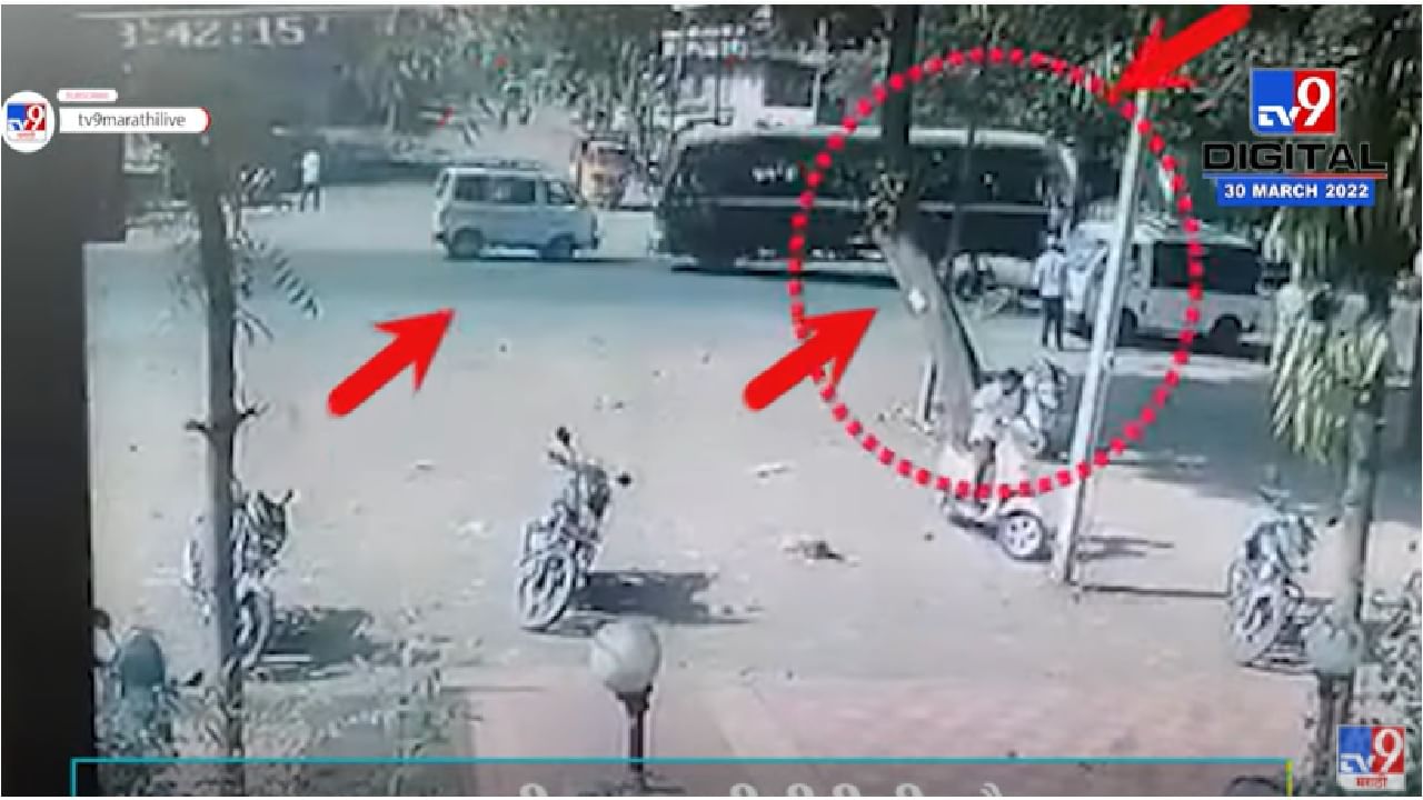 Jalgaon CCTV Video: सायकलवाल्याला वाचवण्याच्या नादात पोलीस व्हॅनची कारला धडक, ऑटोवाल्याचा मूर्खपणा भोवला, अपघात सीसीटीव्हीत कैद