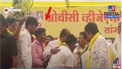 Shivsena VIDEO | हिंमत तर बघा! भर स्टेजवर शिवसेना जिल्हाप्रमुखाच्या खिशातून 50 हजारांचं बंडल उडवलं