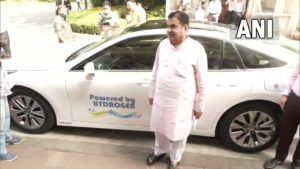 पेट्रोल, सीएनजी नव्हे हायड्रोजनवर चालणारी गाडी घेऊन Nitin Gadkari थेट संसदेत, म्हणाले 'ही कार भारताचं भविष्य'