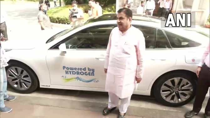 पेट्रोल, सीएनजी नव्हे हायड्रोजनवर चालणारी गाडी घेऊन Nitin Gadkari थेट संसदेत, म्हणाले ही कार भारताचं भविष्य