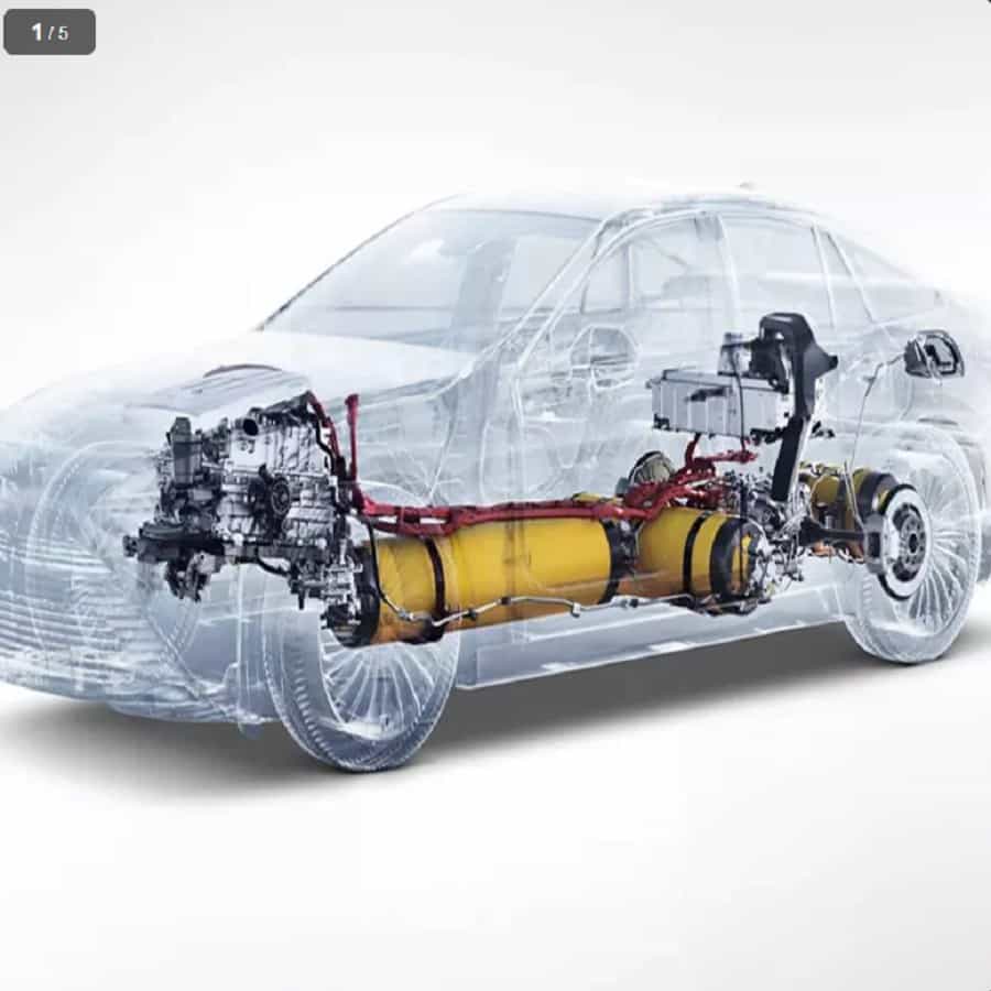 ग्रीन हायड्रोजन इंधनावर (Green Hydrogen Fuel) चालणाऱ्या कारमधून केंद्रीय रस्ते वाहतूक आणि महामार्ग मंत्री नितीन गडकरी (Nitin Gadkari) आज संसदेत पोहोचले. टोयोटा मिराई (2022 Toyota Mirai) असे या कारचे नाव आहे. टोयोटाने पायलट प्रोजेक्ट अंतर्गत ही कार तयार केली असून त्यात अत्याधुनिक इंधन सेल यंत्रणा (अॅडव्हान्स फ्यूल सिस्टिम) बसवली आहे. ही सिस्टम सेल ऑक्सिजन आणि हायड्रोजन यांचे मिश्रण करून एका विशेष प्रक्रियेद्वारे वीज निर्माण करते. या विजेच्या साहाय्याने गाडी धावते.