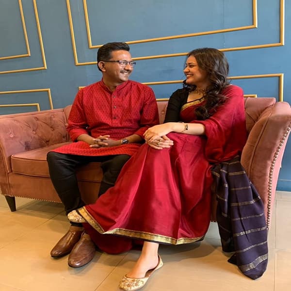 सध्या आयएएस टीना डाबीच्या दुसऱ्या लग्नाची सोशल मीडियात जोरदार चर्चा सुरु आहे. सोशल मीडियावर टीना आणि प्रदीप यांच्यावर पुढील आयुष्यासाठी शुभेच्छांचा वर्षाव होत आहे. शुभेच्छांबद्दल त्यांनी एक पोस्ट टाकून जनतेचे आभार मानले आहेत.