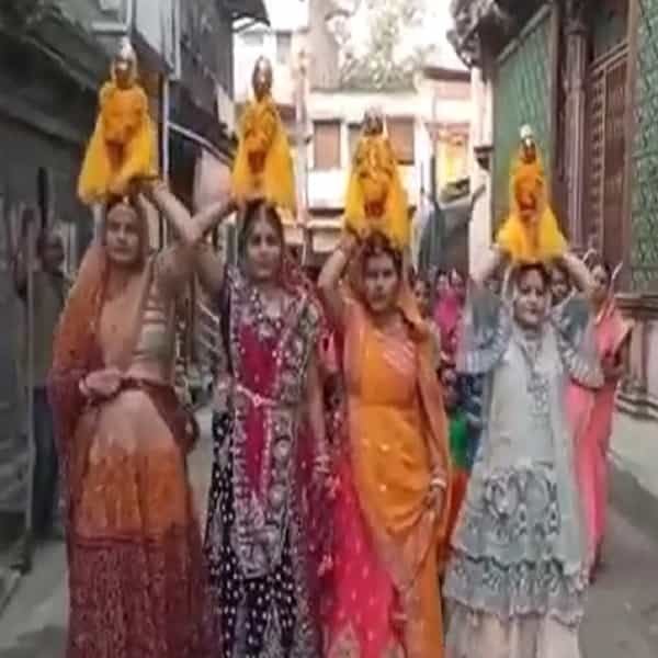 चैत्र महिन्यातील शुक्ल पक्षाच्या प्रतिपदेच्या तिथी गुढी पाडवा म्हणून साजरी केली जाते (Gudi Padwa 2022). यावेळी गुढी पाडव्याचा सण 2 एप्रिलला साजरा केला जाणार आहे.या दिवशी घरात वेगवेगळ्या प्रकारचे पदार्थ बनवले जातात. भगवान ब्रह्मा आणि विष्णूची पूजा केली जाते. हिंदू धर्मात असे मानले जाते की चैत्र महिन्यापासून नवीन वर्षाची सुरुवात होते. विशेषकरुन महाराष्ट्रात हिंदू नववर्ष हा गुढीपाडवा म्हणून साजरा केला जातो. हा दिवस पीक दिवस म्हणूनही साजरा केला जातो.