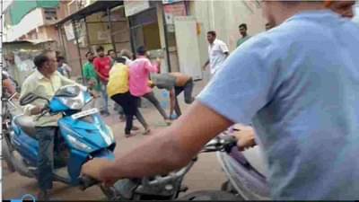 Aurangabad VIDEO | वाळूजमध्ये दुर्लभ कश्यप गँगचा धुमाकूळ, भर रस्त्यात 4-5 जणांना बेदम मारहाण