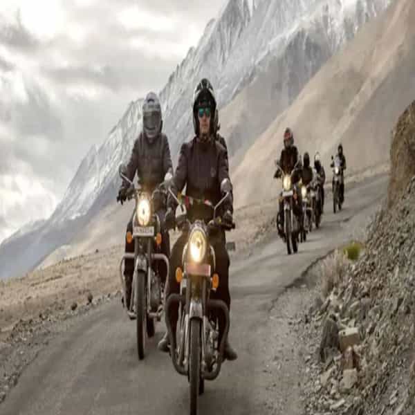 रोड ट्रिपचा विचार केला तर दिल्ली ते लेह मार्ग अत्यंत खास आहे. या मार्गाचे वैशिष्ट्य म्हणजे या मार्गात तुम्हाला मनालीतून जावे लागते आणि यादरम्यान दिसणारी सुंदर दृश्ये हृदयस्पर्शी आणि खास असतील.