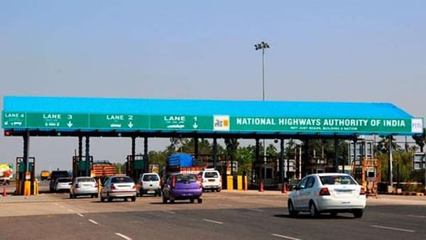 Big News Toll :टोलधाड ! राष्ट्रीय महामार्गावर प्रवास करताय? 10 रुपयांपासून ते 65 रुपयांपर्यंत टोल वाढला