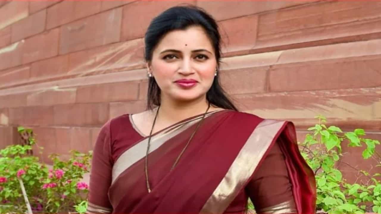 नवनीत राणा यांच्या पत्राची राष्ट्रीय अनुसूचित आयोगाकडून दखल, 2 पोलीस अधिकाऱ्यांवर गुन्हा दाखल होणार?