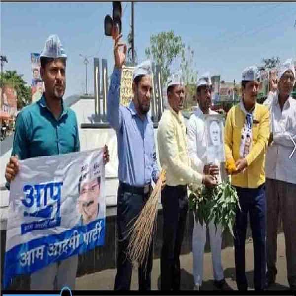 दिल्लीचे मुख्यमंत्री अरविंद केजरीवाल यांच्या घरावर हल्ला करून दगडफेक केल्याच्या निषेधार्थ आम आदमी पार्टीच्या वतीने उस्मानाबाद येथे पंतप्रधान नरेंद्र मोदी यांच्या प्रतिमेवर बेशरमाची व इतर फुले फेकून गांधीगिरीने आंदोलन केले.
