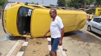 Video Gadchiroli accident | गडचिरोलीत ट्रकची स्कूल व्हॅनला धडक, दहापैकी चार विद्यार्थी गंभीर जखमी