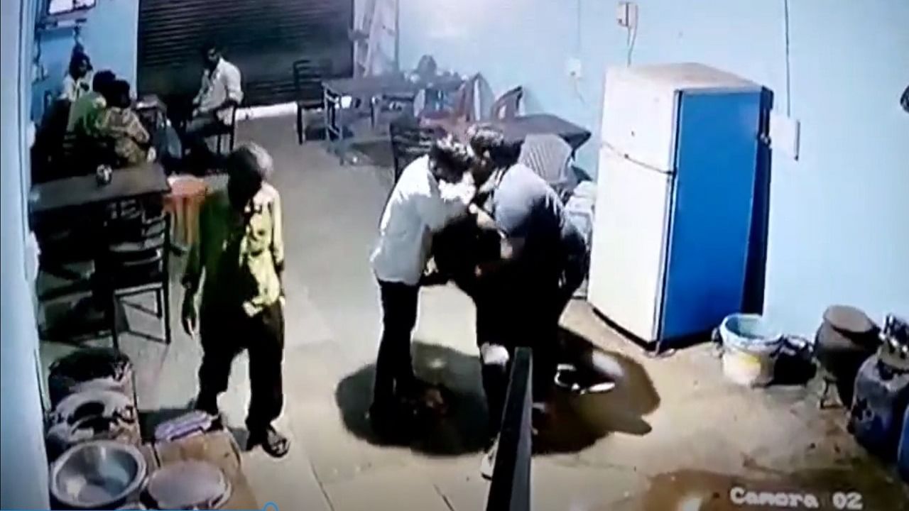 VIDEO : अंबरनाथमध्ये किरकोळ वादातून अंडापावच्या गाडीवर फ्रीस्टाईल हाणामारी, घटना सीसीटीव्हीत झाली कैद