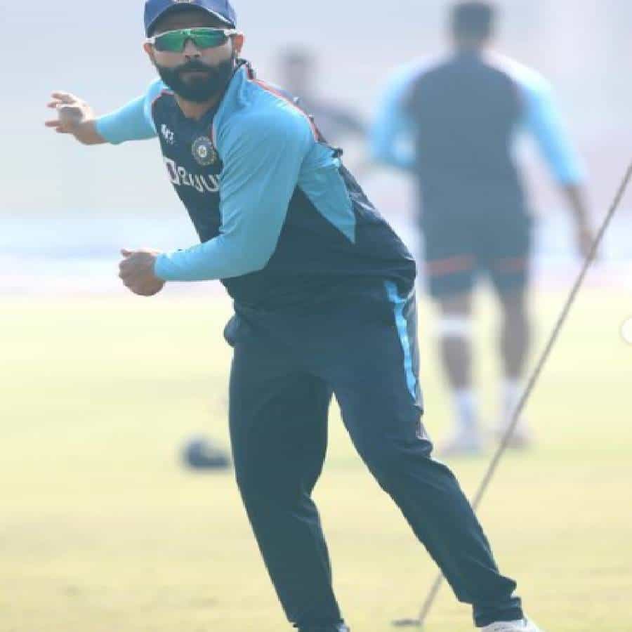 IPL 2022 च्या पहिल्या हाफमध्ये एमएस धोनीने रवींद्र जाडेजाकडे कॅप्टनशिप सोपवली. पण दुसरा हाफ सुरु झाल्यानंतर पुन्हा धोनीकडे कर्णधारपदाची जबाबदारी आली आहे. आता प्रश्न हा आहे की, पुन्हा धोनीकडे कॅप्टनशिप का आली? यामागे पाच कारणं आहेत.
