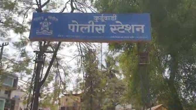 Kurduwadi Nagar Parishad : कुर्डूवाडीत राष्ट्रवादीच्या माजी शहराध्यक्षासह तिघांवर गुन्हा दाखल, सरकारी कामांमध्ये अडथळा निर्माण केल्याचा आरोप
