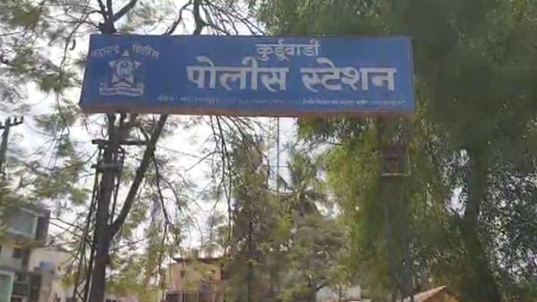 Kurduwadi Nagar Parishad : कुर्डूवाडीत राष्ट्रवादीच्या माजी शहराध्यक्षासह तिघांवर गुन्हा दाखल, सरकारी कामांमध्ये अडथळा निर्माण केल्याचा आरोप