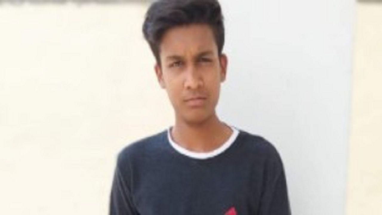 Amravati Crime | शुल्क भरलं नाही म्हणून विद्यार्थ्याचा पेपर हिसकावला; अनिकेतने उचललं आत्मघाती पाऊल, नेमकं काय घडलं? Amravati Crime | शुल्क भरलं नाही म्हणून विद्यार्थ्याचा पेपर हिसकावला; अनिकेतने उचललं आत्मघाती पाऊल, नेमकं काय घडलं?