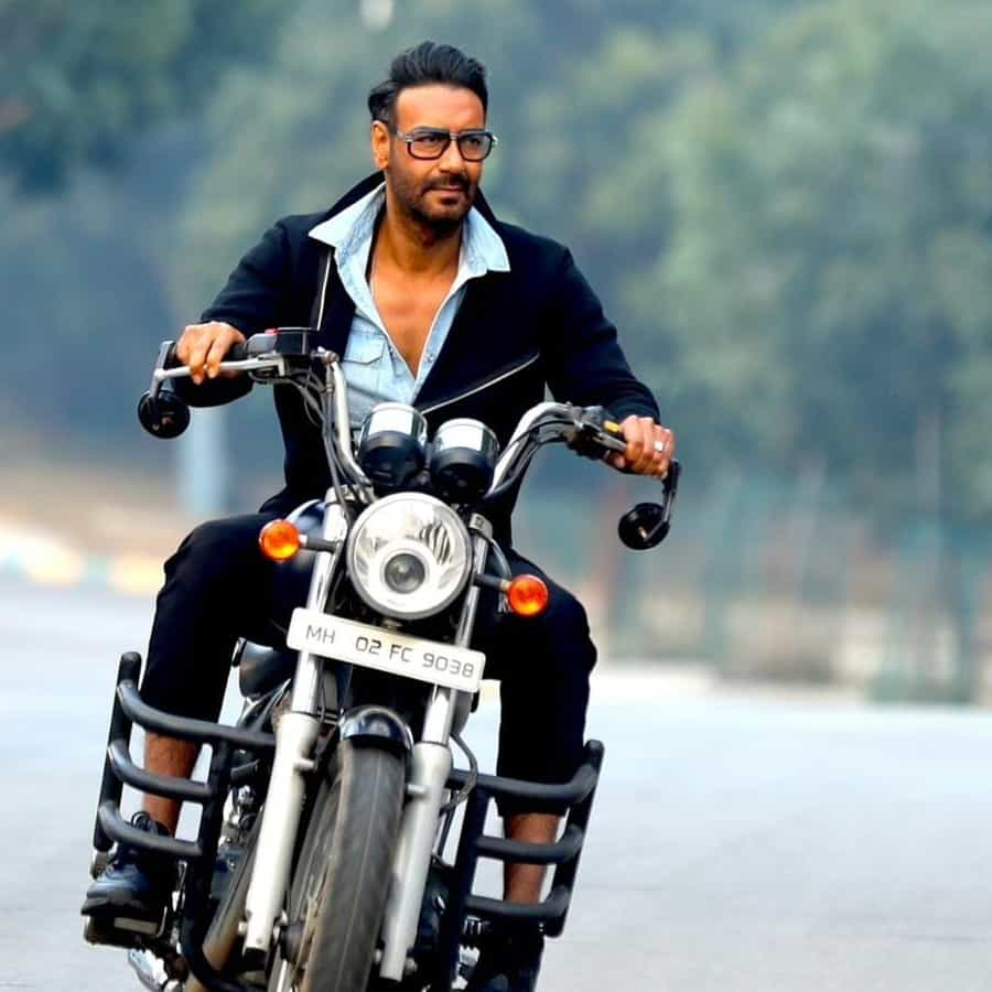 अजय देवगण हा बॉलिवूडमधील दमदार कलाकारांपैकी एक आहे. जवळपास गेल्या 30 वर्षांपासून अजय बॉलिवूडमध्ये काम करतोय. आतापर्यंतच्या करिअरमध्ये त्याने अनेक हिट चित्रपट दिले आहेत. बॉलिवूड इंडस्ट्रीत अजयचा एक वेगळाच दबदबा पहायला मिळतो.