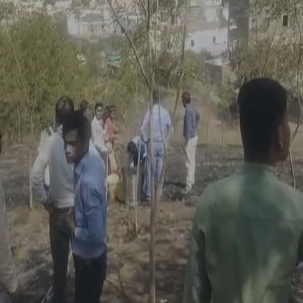 वर्धेतील ऑक्सिजन पार्कला आग लागली. या आगीत दोन हजार झाडांना हानी पोहचली. ड्रीपही जळाली. आयटीआय टेकडीवरील निसर्ग सेवा समितीच्या ऑक्सिजन पार्क येथील ही घटना.