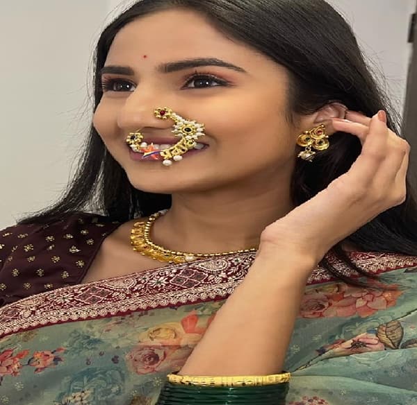 मराठी नव वर्षाची सुरूवात होतेय. सर्वत्र गुढीपाडव्याचा उत्साह आहे. गुढीपाडव्यानिमित्त स्टार प्रवाहच्या नायिकांनी हटके लुक केलाय. स्टार प्रवाहवरच्या सर्व मालिकेतील नायिकांनी नथ घालत फोटो शेअर केलेत.