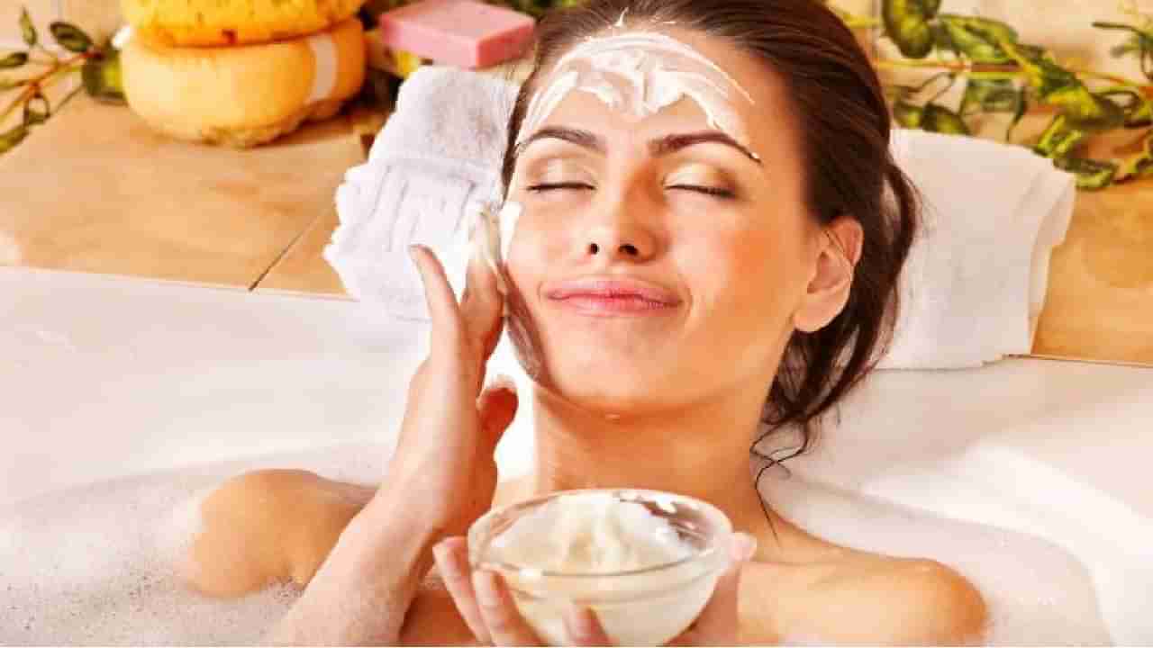 Skin Care Tips : उन्हाळ्यात तेलकट त्वचेसाठी वापरा दह्याचा फेसपॅक,  असा बनवा फेसपॅक घरच्या घरी