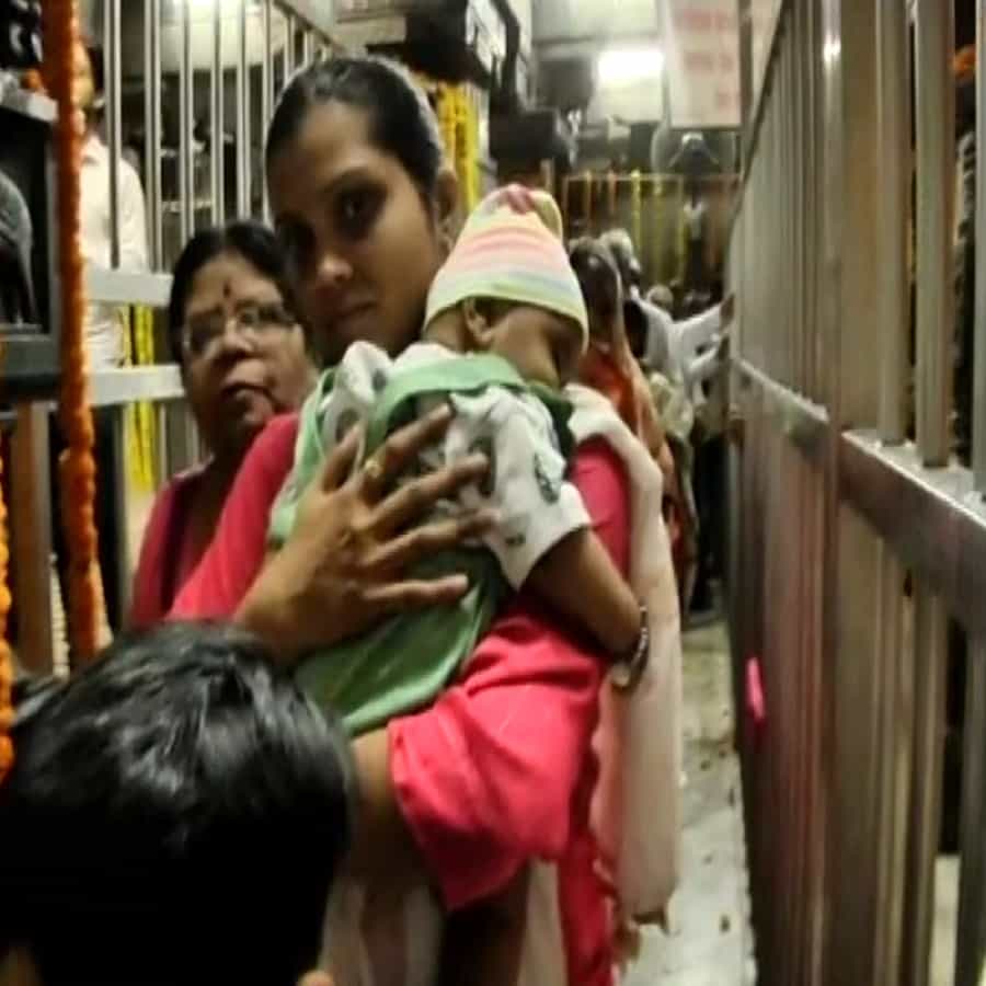 कोरोनाच्या काळात दोन वर्षात विठ्ठल रुक्मिणी मंदिरातलं पददर्शन बंद करण्यात आलं होतं. ते आजपासून सुरू होत आहे.