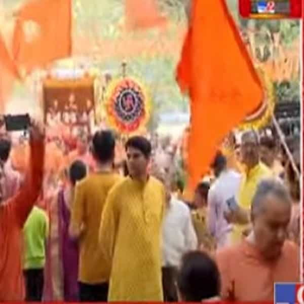 विरोधी पक्षनेते देवेंद्र फडणवीस यांनी नागपुरात गुढी उभारली. ते म्हणाले, गुढीपाडव्याच्या निमित्ताने पुन्हा एकदा आपल्या सर्वांना भगवं तेज अनुभवायला मिळतंय. मोठ्या उत्साहात गुढीपाडवा साजरा होतोय. नवीन वर्ष सुख समृद्धी, आणि आरोग्यदायी जाओ.