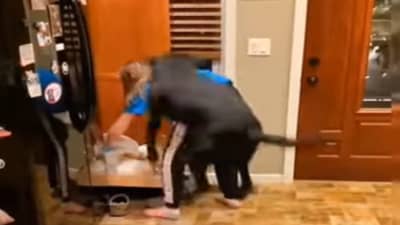 Viral video : आनंद पोटात माझ्या माईना! मालकिणीच्या हातातील वस्तू पाहून कुत्रा खूश, असं काही झालं की नेटकरीही अवाक